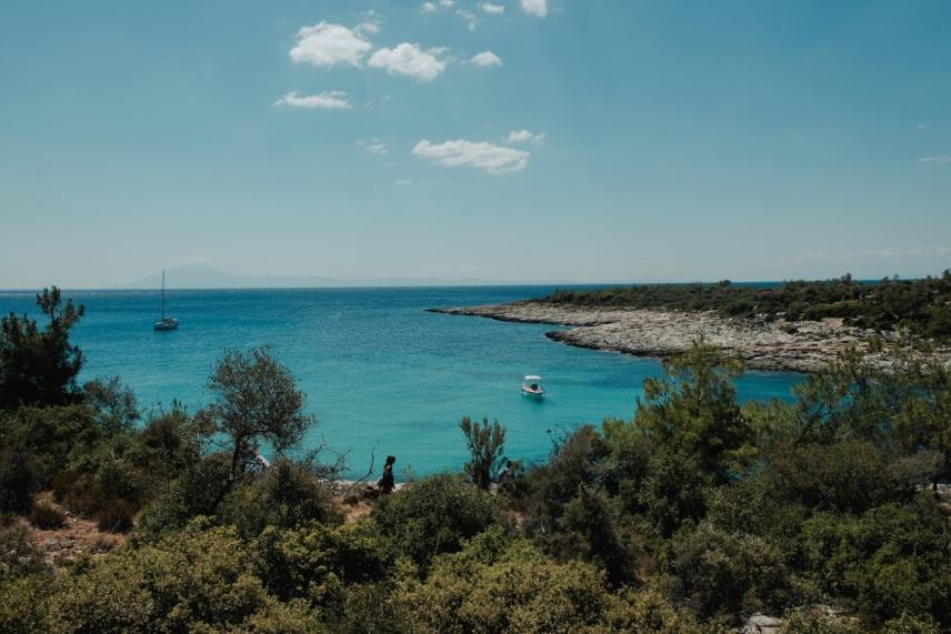 Γαλάζιες Σημαίες: Δεύτερη παγκοσμίως η Ελλάδα – Αναλυτικά ποιες παραλίες βραβεύτηκαν