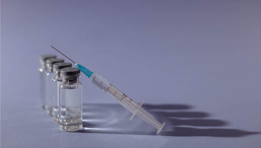 Moderna - Pfizer: Ποιο εμβόλιο είναι πιο αποτελεσματικό