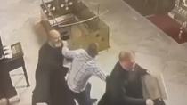 Αρχιμανδρίτης ξυλοκόπησε Μητροπολίτη μέσα σε ναό στην Κωνσταντινούπολη | Video