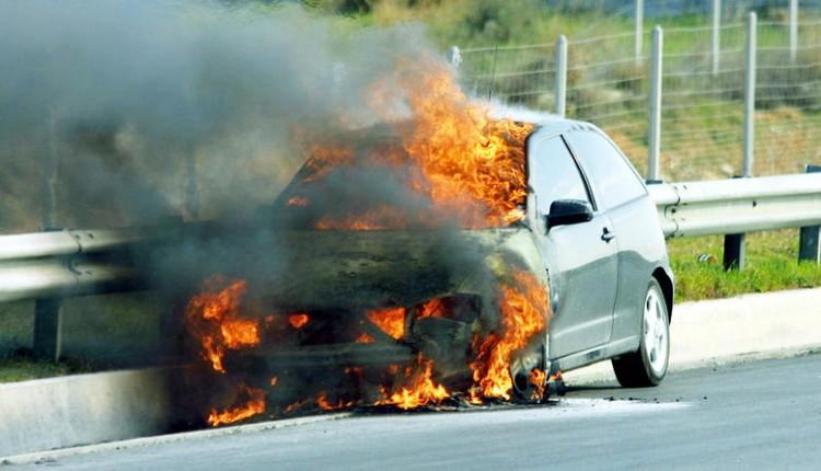 Μεσαρά: Αυτοκίνητο τυλίχθηκε στις φλόγες εν κινήσει, κινδύνεψε οικογένεια