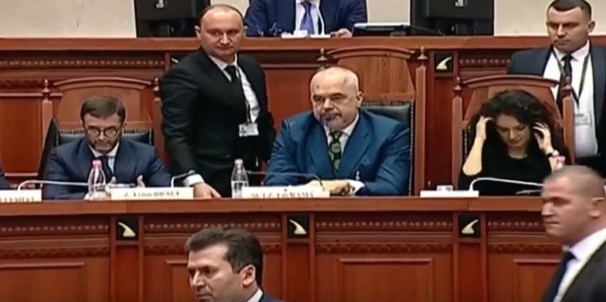 Πέταξαν μελάνι στον Έντι Ράμα
