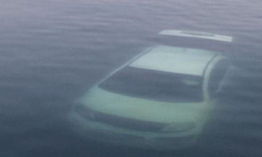 Αυτοκίνητο βρέθηκε μέσα στη θάλασσα στον Κόκκινο Πύργο