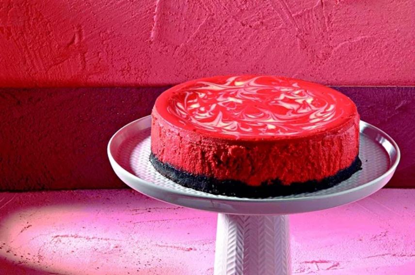 Red velvet cheesecake από τη Madame Gâteaux