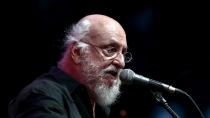 Με το «Ας κρατήσουν οι χοροί…» η Ελλάδα αποχαιρέτησε τον Διονύση Σαββόπουλο