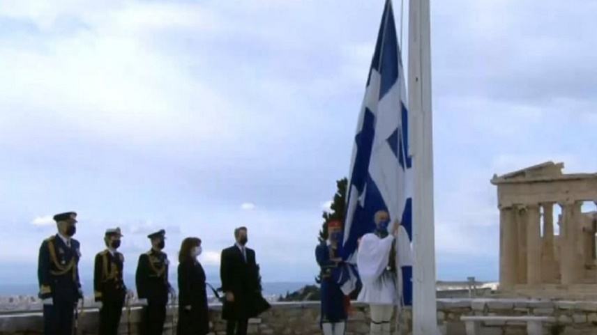 Συγκίνηση κι ανατριχίλα κατα την έπαρση της σημαίας στην Ακρόπολη