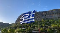 Κρητικός ύψωσε την μεγαλύτερη ελληνική σημαία στο Κστελλόριζο
