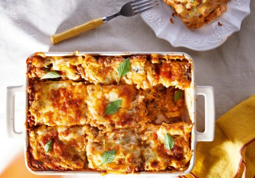 Τα κλασικά φουρνιστά λαζάνια με κιμά και ρευστή μπεσαμέλ