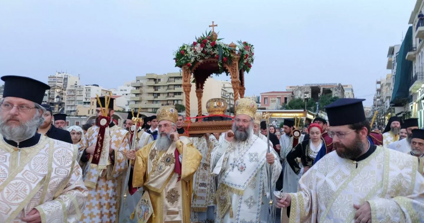 Ηράκλειο: Κοσμοσυρροή στη λιτάνευση της Τιμίας Κάρας του Αγ.Τίτου
