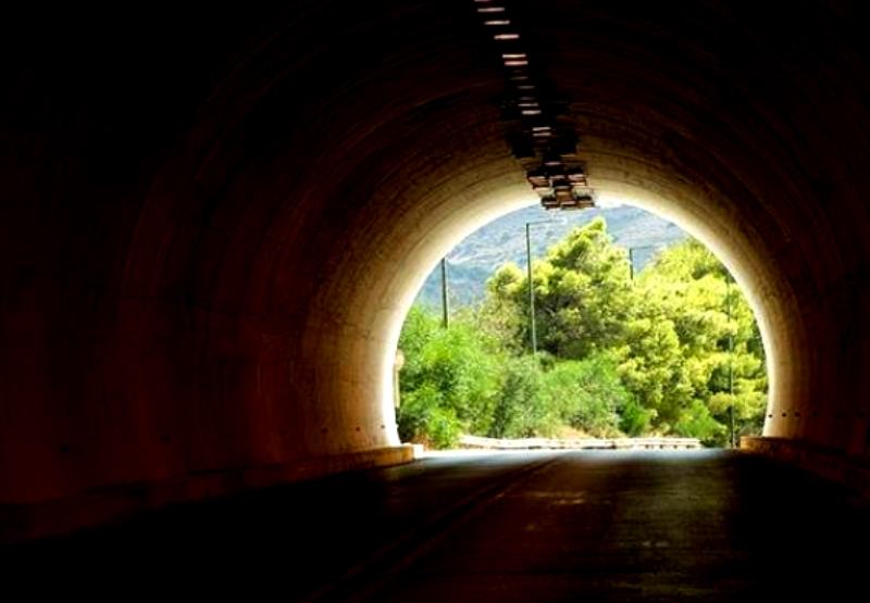 Κίνδυνος θάνατος οι προσπεράσεις μέσα στα τούνελ του δρόμου Ηράκλειο - Μεσαρά