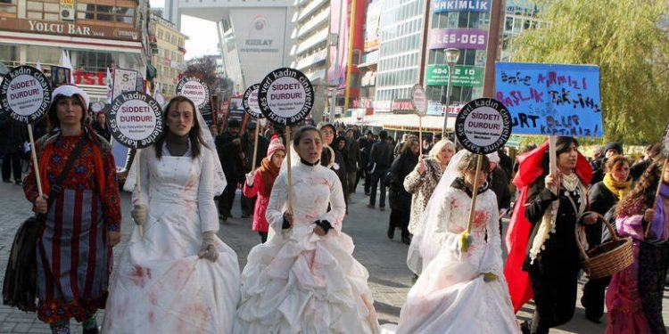 «Παντρέψου τον βιαστή σου»: Οργή στην Τουρκία για το αναχρονιστικό νομοσχέδιο
