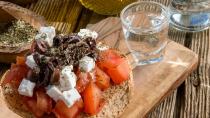 Ντάκος, η καλύτερη σαλάτα του κόσμου σύμφωνα με το TasteAtlas -Ακόμη 5 ελληνικές στην κορυφαία 50άδα