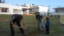 Οι γονείς φρόντισαν για το πότισμα δέντρων και φυτών στον Βρεφονηπιακό Μοιρών