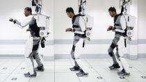 Παράλυτος άνδρας περπατά ξανά με τη βοήθεια ρομποτικού εξωσκελετού, τον οποίο κινεί με τη σκέψη του