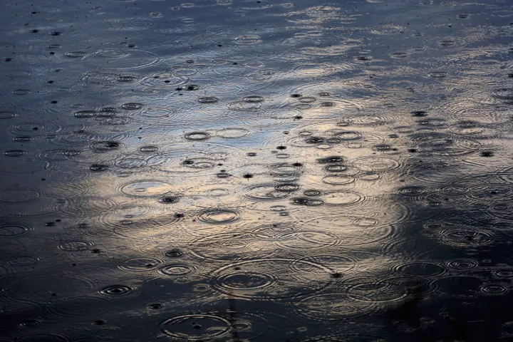 Επικίνδυνο για πόση το νερό της βροχής σε όλο τον κόσμο: Πολύ υψηλά επίπεδα χημικών