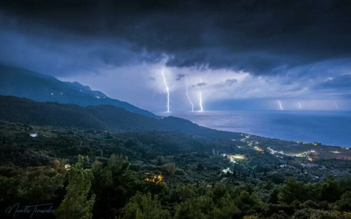 Οδηγός προστασίας από τους κεραυνούς – Τι δεν πρέπει να αγγίζουμε ακόμη και μέσα στο σπίτι