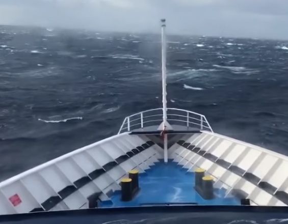 To καράβι δίνει “μάχη” με τα κύματα στο Αιγαίο (βίντεο)