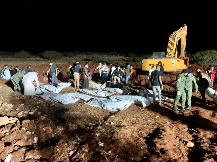 Λιβύη: Ομαδικοί τάφοι για τους 5.300 νεκρούς, απελπισμένες έρευνες για τους αγνοούμενους
